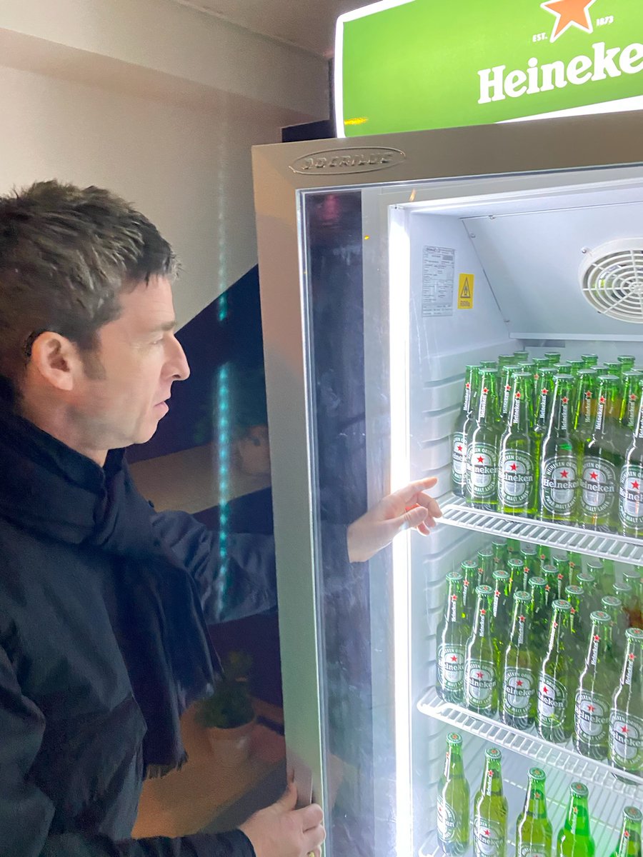 NoelGallagher's tweet photo. Actually don't mind if I do!!
Santiago Bernabau watching the blues come up with a MONSTER result!!!! https://t.co/hEIuSxOuNU