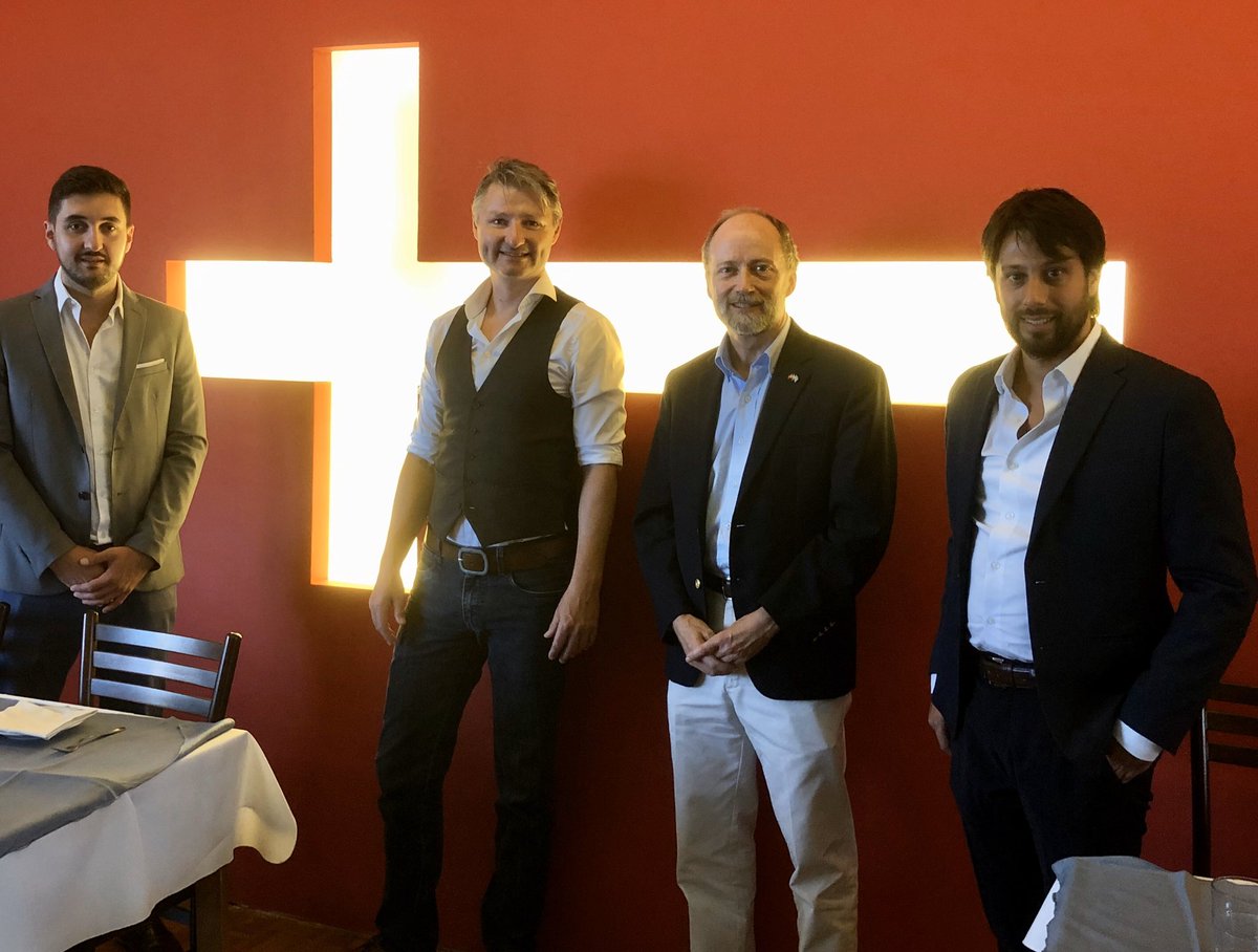 Nos reunimos con @lucashportela Presidente de la Comuna 1 - donde están ubicados la Iglesia Danesa, El Club Danés (comimos “Hakkebøf med bløde løg”), la embajada 🇩🇰 y la residencia. Una oportunidad para agradecer por la buena acogida e inspirarse por nuestra cooperacion .