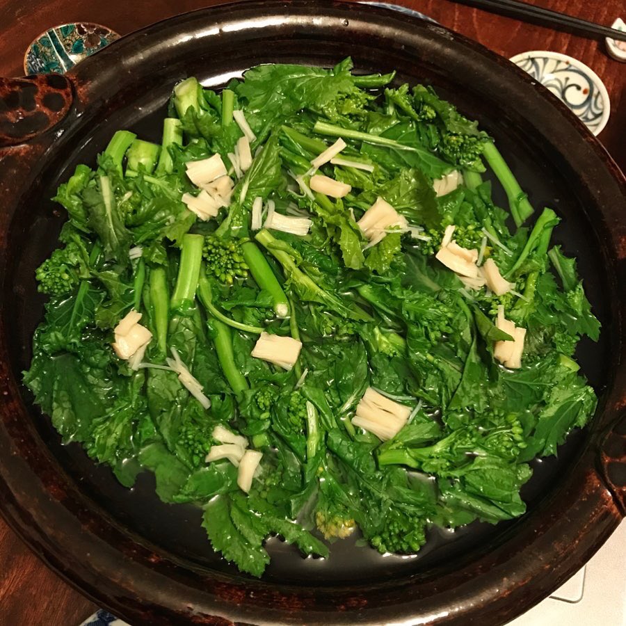 酒徒 しゅと おうちで中華 春の横綱鍋 菜の花と貝柱の鍋 干し貝柱を一晩水に浸けて戻したら 細かくほぐして戻し汁と共に煮立て 塩と日本酒で味付け そこでざく切りにした菜の花 を煮るだけの料理だが 飛び切り旨い 帆立の旨味に菜の花の甘味が