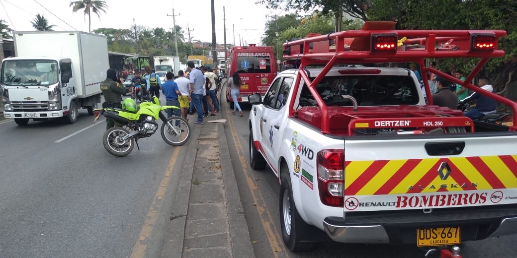 BomberosCaucas1's tweet photo. Se atiende persona lesionada por accidente de tránsito en la carrera 20 troncal quien fue valorada y trasladada al centro asistencial para atención médica .Servir a la #comunidad es nuestra #prioridad #CBVC @DNBomberosCol @CITELDNBC https://t.co/qyXJfXBA51