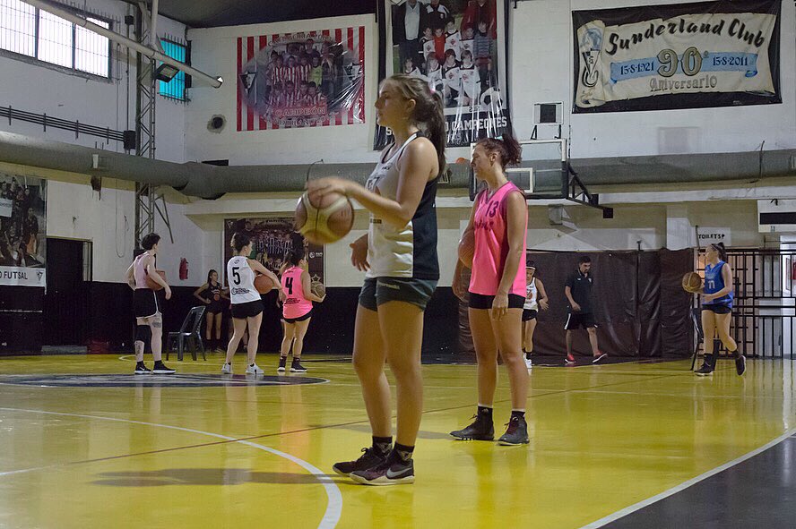 SunderBF's tweet photo. Imágenes de nuestro Entrenamiento Abierto de Carnaval 🏀 🎉
Ya estamos en la recta final, cerrando los equipos para afrontar la Temporada 2020, que comienza a fines de Marzo. ⠀⠀⠀⠀⠀⠀⠀⠀⠀⠀⠀⠀⠀⠀⠀⠀
📸 @kya.fotografia 
#VamosSunder 🖤 https://t.co/yYzkv8IX7m