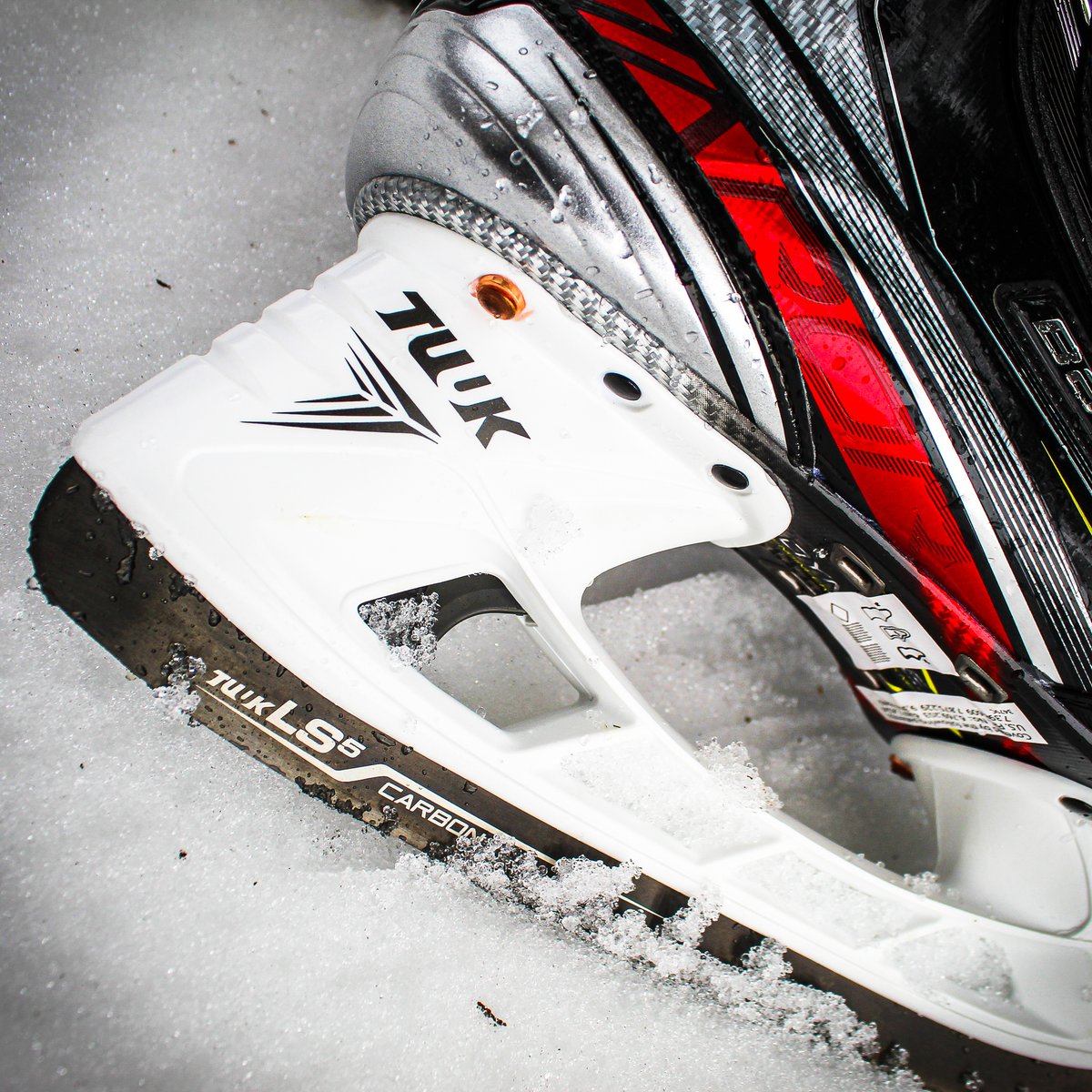 IceWarehouse's tweet photo. The @BauerHockey #VAPOR2XPRO offers an all-new combination of lightweight materials, flexibility and comfort. Learn more about the full line here ๐ https://t.co/7ltBu60D4X https://t.co/8LfQKaumuC