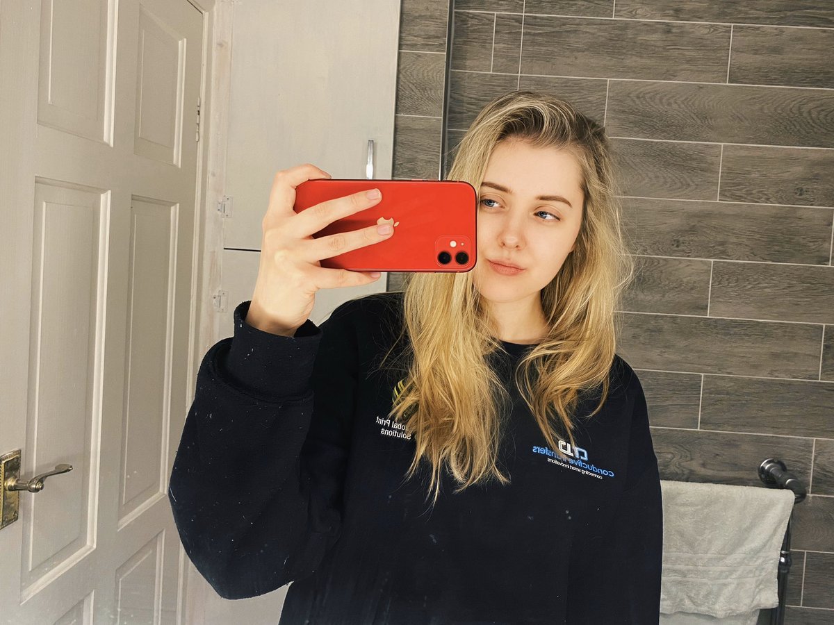 chloexwilkin's tweet image. new phone day 🤩 #rediphone
