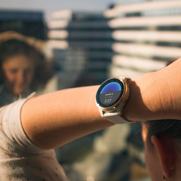 Descubre si estás teniendo un día tranquilo, equilibrado o estresante con el #vívoactive4.
Los recordatorios de relajación te animarán a que realices un breve ejercicio de respiración si estás teniendo un día agitado.