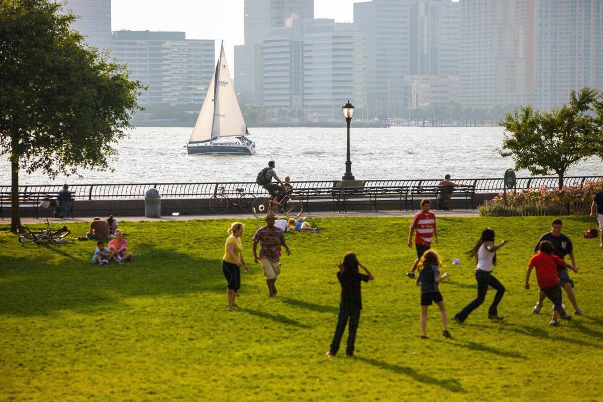 AutoVenture's tweet photo. At the very edge of Downtown New York is The Battery, a park offering unmatched views of the harbor and #StatueOfLiberty. Check out what's happening around the neighborhood with this official guide. #NYC https://t.co/kvicw1FWuv https://t.co/SWkoNKY8vY