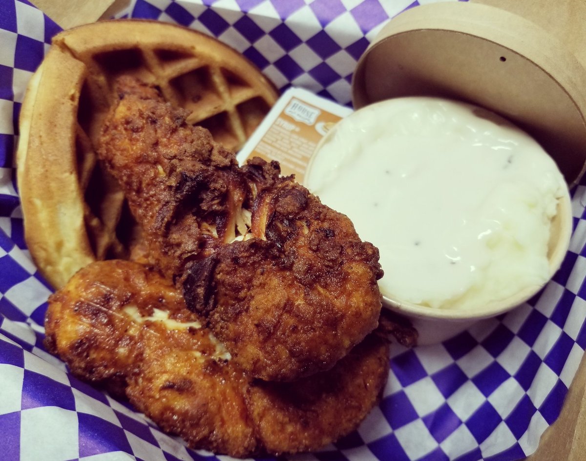 #LonghornChicken #friedchicken #HalalChicken #Halal #pulledporksandwich #chickentenders #smokedfriedchicken #chickenwings #buffalowings #BBQwings #hotwings #chickenstrips #spicychicken #spicy #mashedpotatoes #chickenbiscuit #chickentenders #fries #macandcheese #macaroni