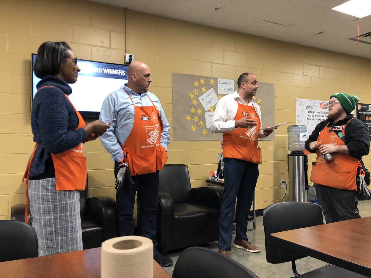 ThdVoa's tweet photo. We see you getting recognized Adam 👏🏻👏🏻 https://t.co/5uFCQdGhlX