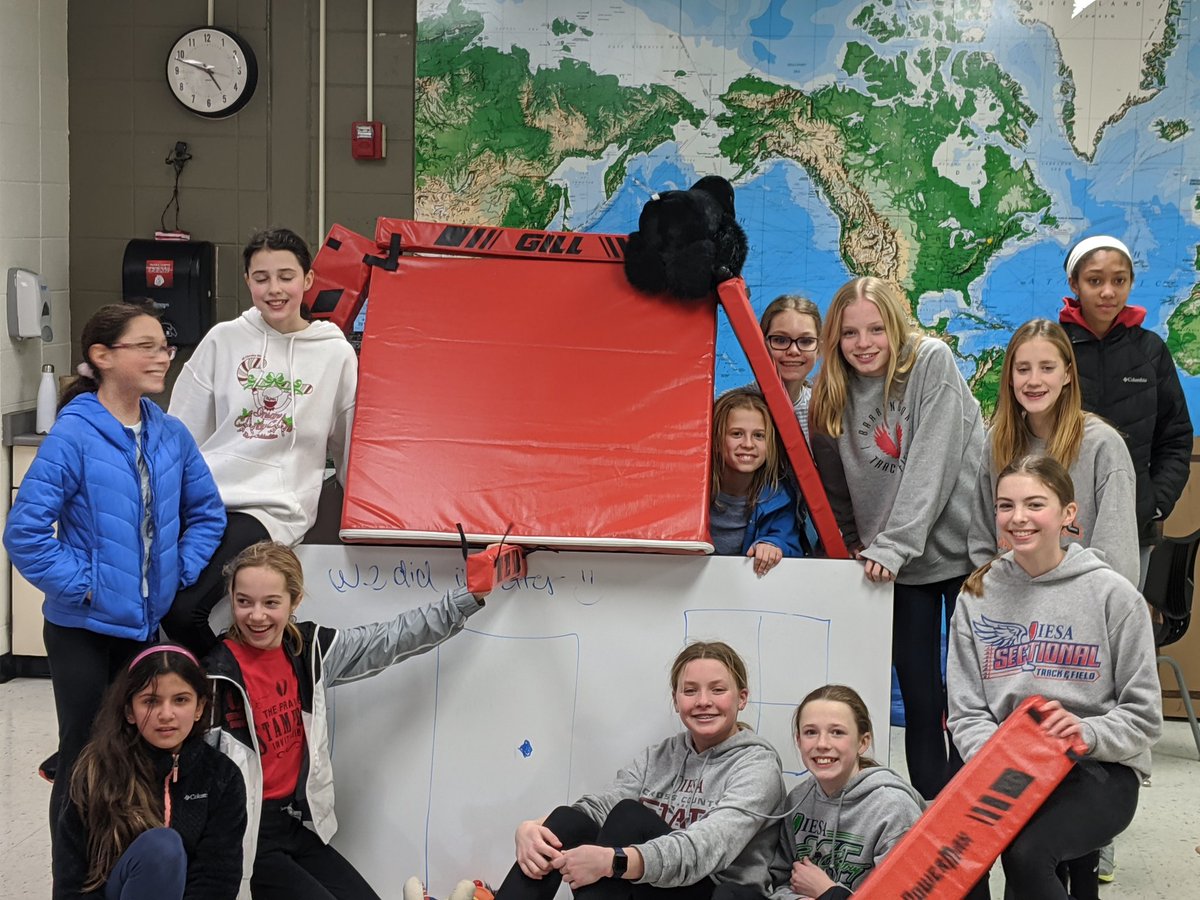 MrBartlettBSD's tweet photo. Post run fort building. Who builds the best fort? https://t.co/SolocdCz26