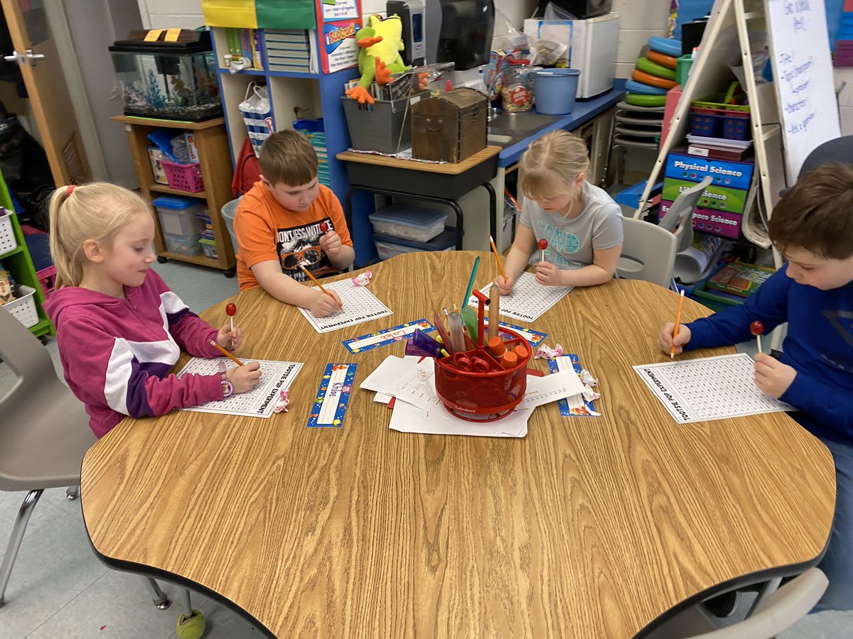 GingerRivers45's tweet photo. How many licks does it take to get to the gym in a Charms Blow POP???100...nope...it ranged from 132-800! @_read2learn_ @MaloneCSD @DavisLeader https://t.co/EJaWELssJo