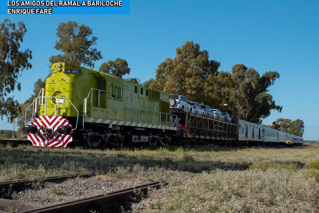 Asi partía el 363 a Bariloche el viernes pasado, con la locomotora 819 luciendo su nuevo esquema de colores
