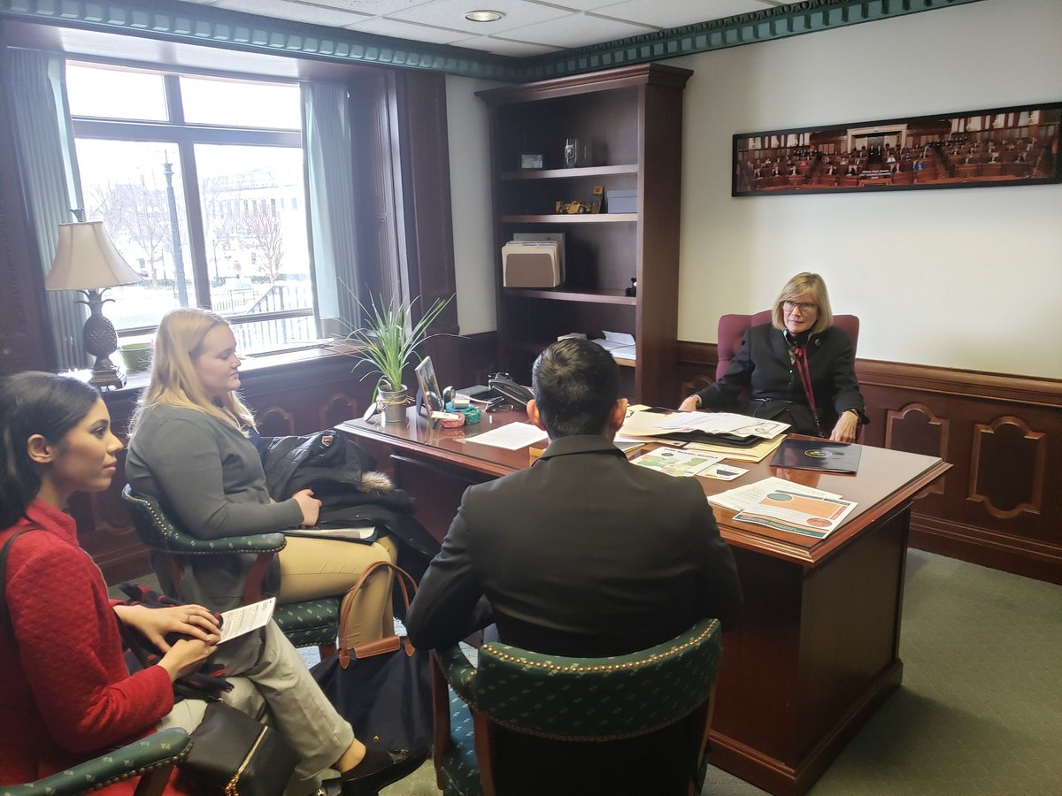 🏫 Today a group of students from @UofILSystem came to Springfield for a lobby day. I met with Jasmine, Schuyler, Ali, Malia and Austin. Thank you all for stopping by and taking an active role in our democracy.