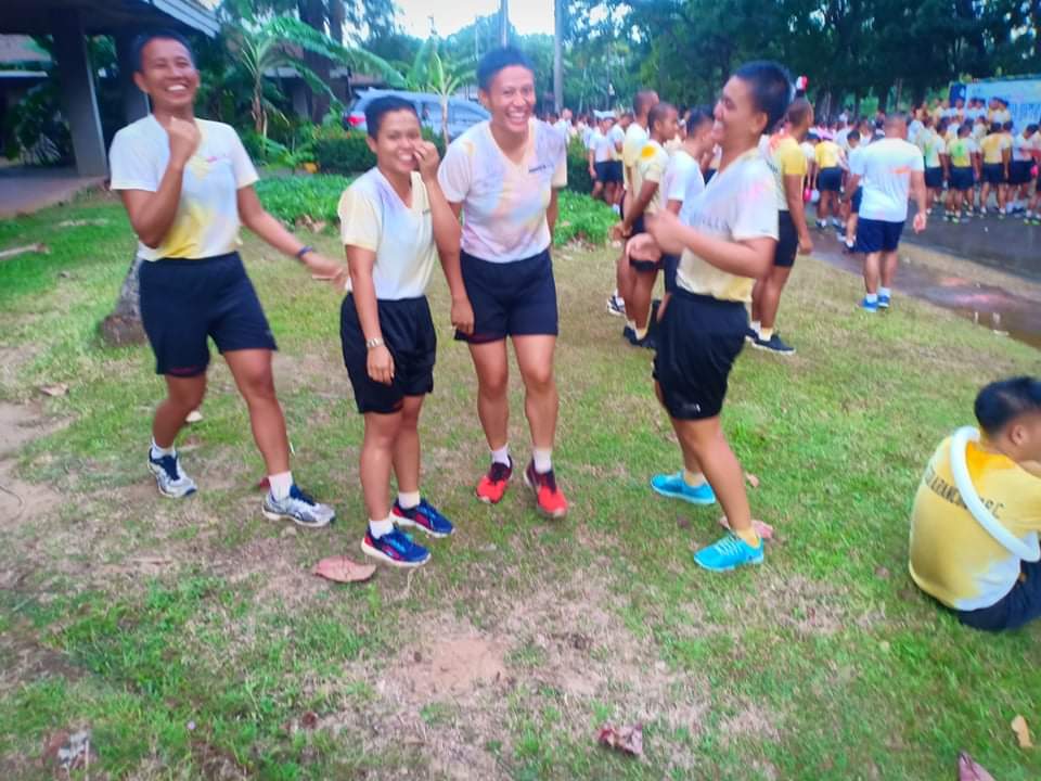 MLRDSMNL's tweet photo. Kaya naming maghabol basta sayo 😍😂
(c) d.i mos 💞
@moritinee @cndyabnmn @naybons 💗🏃
#ColorRun2020 https://t.co/MizUcdz9h6