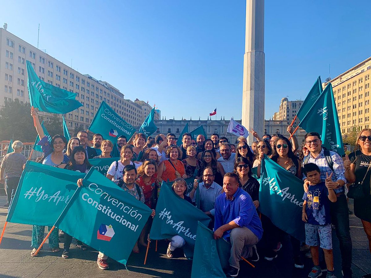 YoApruebo_'s tweet photo. Unidos por el #Apruebo en el #banderazo con los comandos de oposición @YoApruebo_ @ChileAprueba @Cutchile @EjeSocial @QueChileDecida.
Este 26 de abril todo@s aprobamos una #NuevaConstitucion y una #ConvencionConstitucional 💯 electa, x el Chile que soñanos; justo y equitativo. https://t.co/WspZfFQJ4F