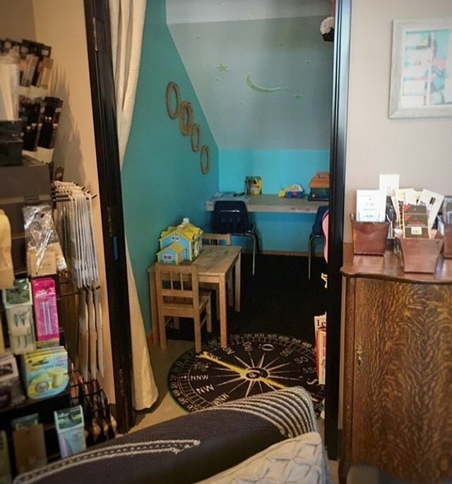Portland is blessed with many local yarn stores, but I think @starlightknittingsociety  might just be my favorite. In addition to their huge selection of yummy yarns and adorable premises, my absolute favorite feature is this well-stocked kids’ room. My … ift.tt/2w5CIm6