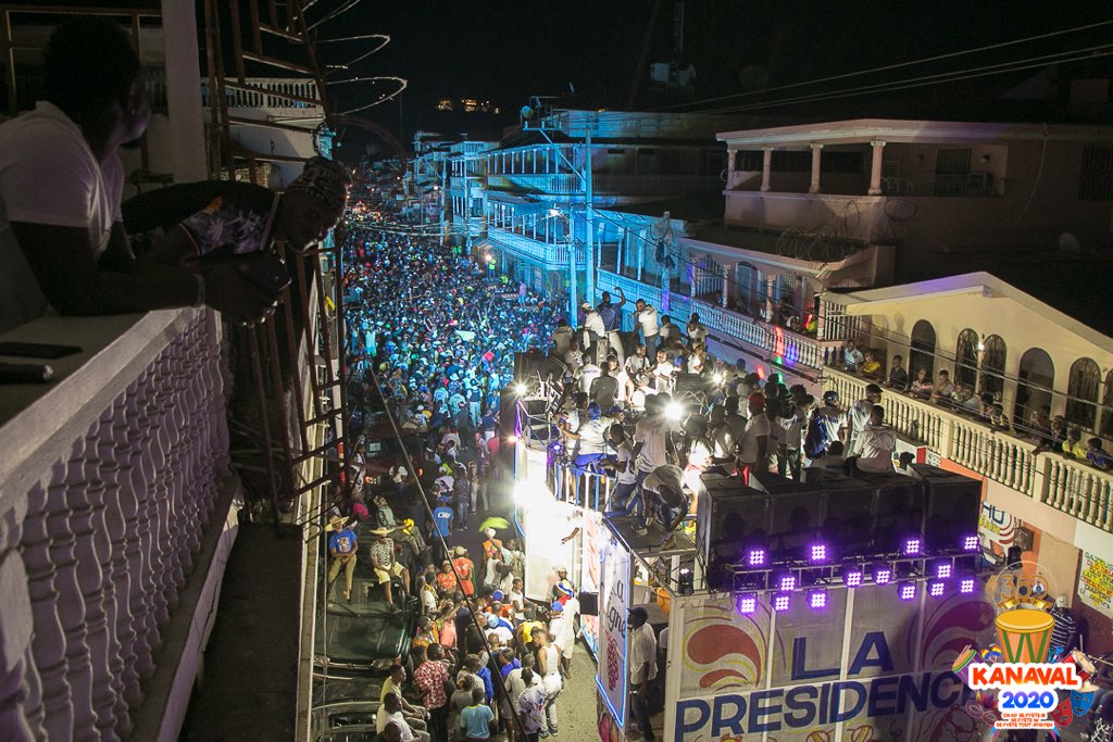 350anscap2020's tweet photo. Menés par les orchestres Septentrional et Tropicana D’Haiti, les groupes Anbyans Tèt dwat, Frè Frè Band et Bel Look, les capois ont foulé le macadam lors du 3ème jour gras afin de célébrer le carnaval 2020 tant attendu. 
#Cap2020 #CapHaitien350 #CH350 #HC200 https://t.co/LGUuTQyFbU