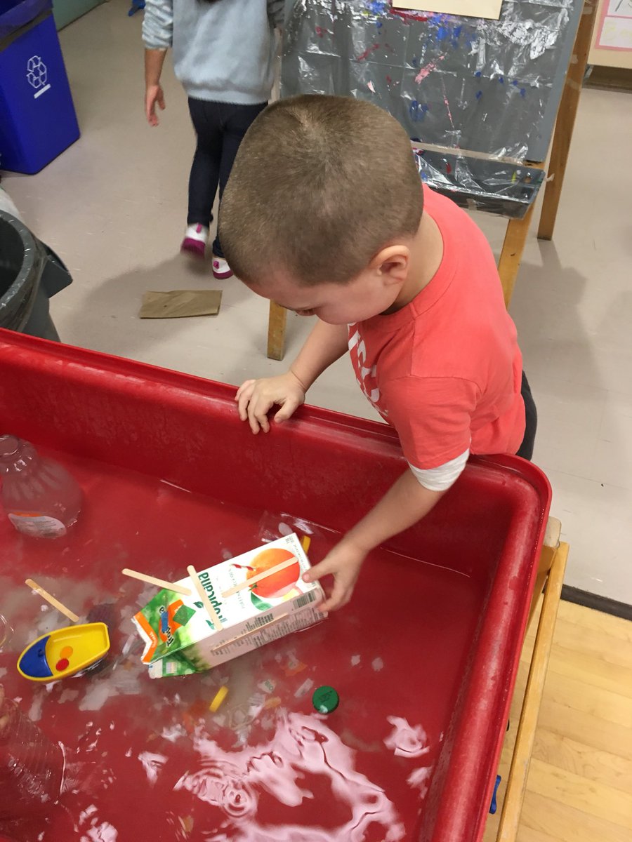 KinderScope's tweet photo. Building and testing out their boats to see if they sink or float https://t.co/515bVtv6Mb