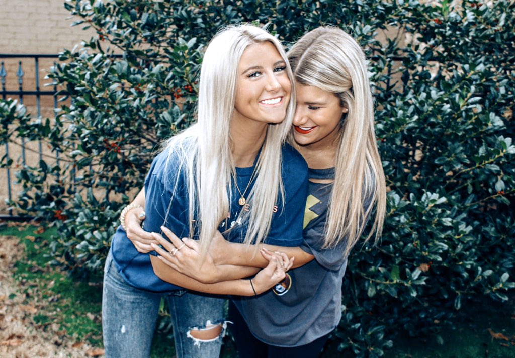 How to Pose with Friends: 10 Ideas You and Your BFFs Can Try