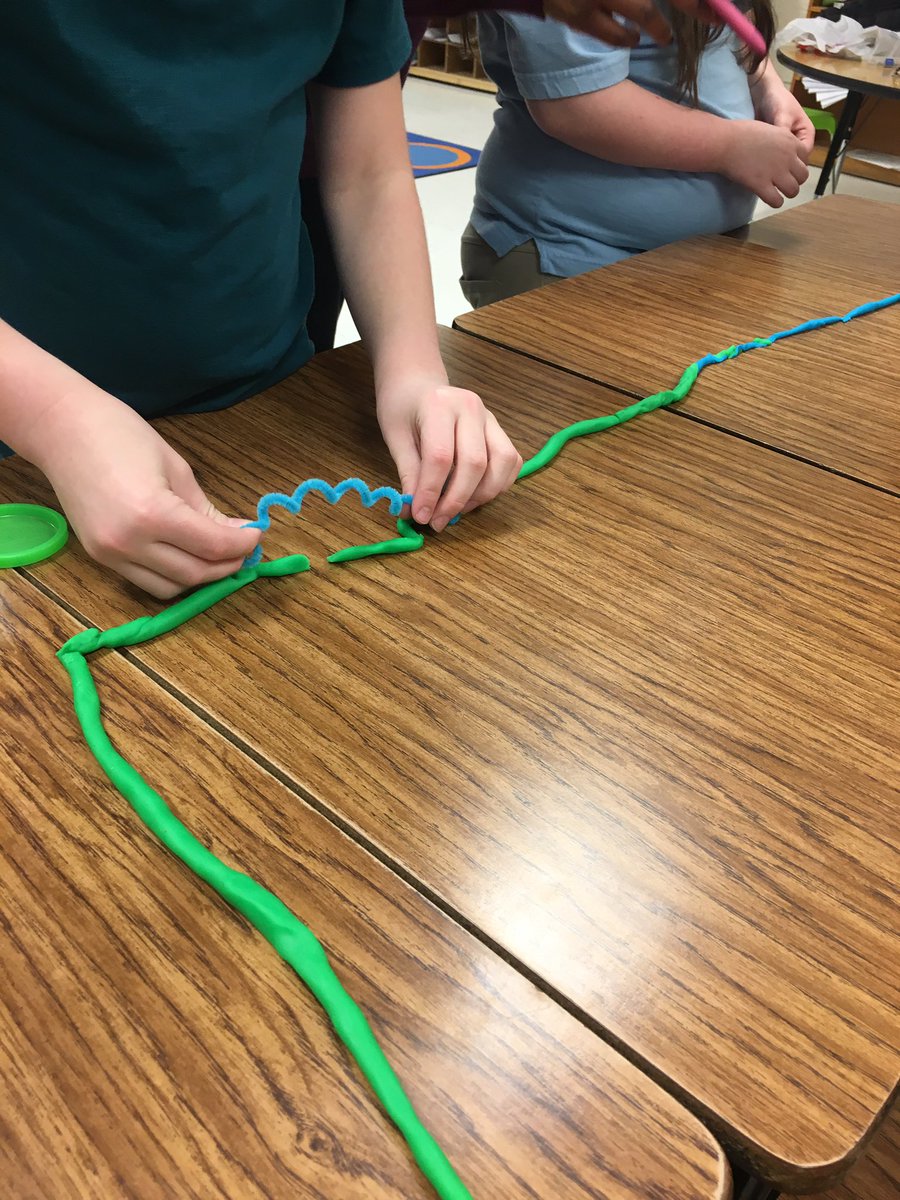 BaumerPES's tweet photo. 4th grade Ss having some fun with circuitry today. Their tasks: find a clever way to complete your circuit using the tools given. Not pictured: very loud Makey Makey...a big hit! Thanks to our friends from the Portland branch  @LFPL for joining us! #PortlandGrows @portlandjcps https://t.co/YrDjoUbbLl