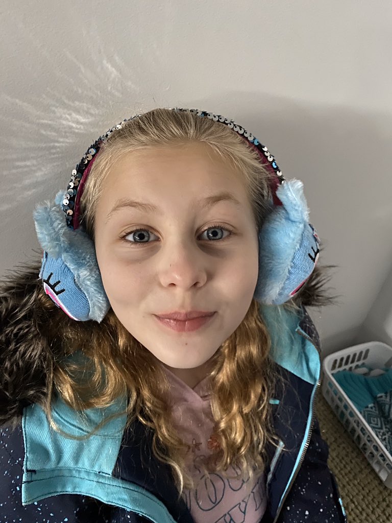 bellaspaulding's tweet photo. So my sister got new ear muffs and she hasn’t taken the off all day https://t.co/QHNWwNbzxx