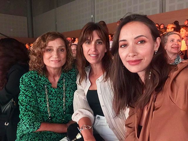 Temporada de desfiles y pelo largo <a href="/terenapo/">Teresa Napolillo</a> <a href="/carodinezio/">Caro Di Nezio</a> #bafweek #marieclaire #coleccionzero ift.tt/2uv2I9Y