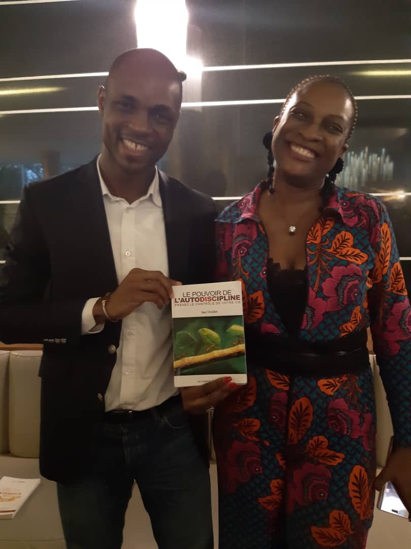 KrissBrochec's tweet photo. #fafel2020 #fafel
Après l'accueil à l'aéroport de Mme Samba Panza, séance de partage et d'échange avec le Coach Serj Taigba ...
Au début j'étais sceptique mais je suis reparti avec un livre...
Très bon moment, très édifiant https://t.co/tJwpDSceJ6