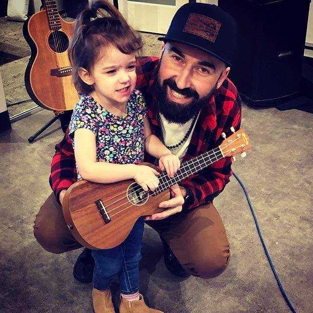 Right before Saturday night’s show a crazed fan ran up on stage and started covering one of my songs... ift.tt/3aaKhGG