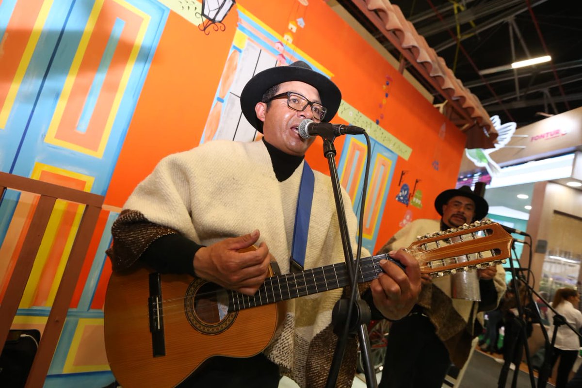 SecTurismoBoy's tweet photo. Alegramos los pasillos de @CorferiasBogota al son de la música campesina🎶

En #ANATO2020 resalta la participación de los empresarios boyacenses y las entidades que participan de la Vitrina Turística más importante de Colombia
#BoyacáEsParaVivirla
#BoyacáAvanza https://t.co/b1Sye997Is