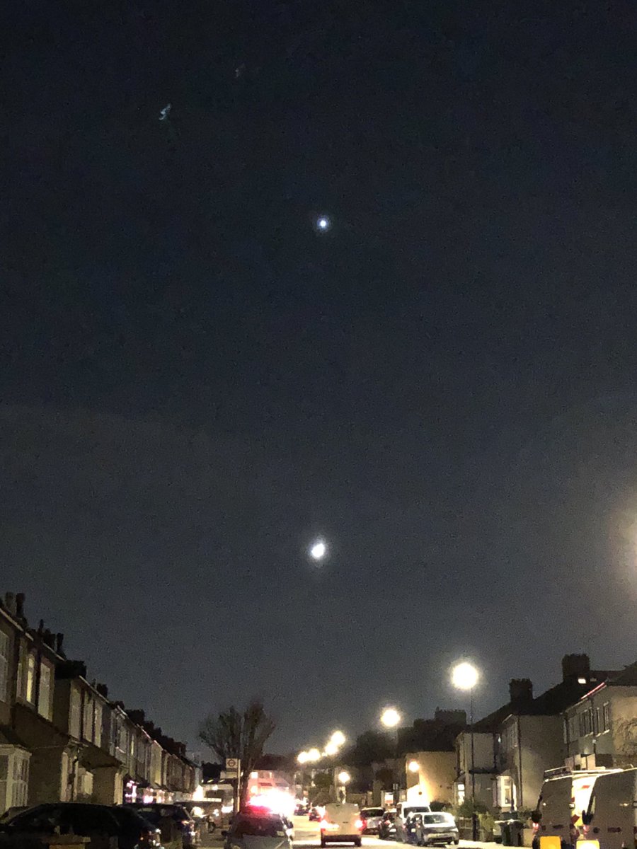 London. Venus and the moon earlier this evening 🌒