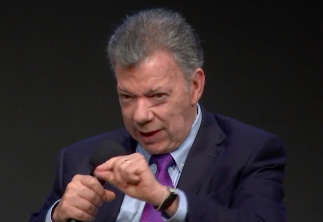el_ICTJ's tweet photo. "Una cosa es hacer la paz, otra cosa es construirla. Toma tiempo cerrar las heridas y hacer catarsis. Las víctimas y su derecho a la justicia fueron el centro de la negociación": @JuanManSantos en la #CharlaEmilioMignone de @humanrightsnyu y @el_ICTJ https://t.co/3NuKU6Y4Sj