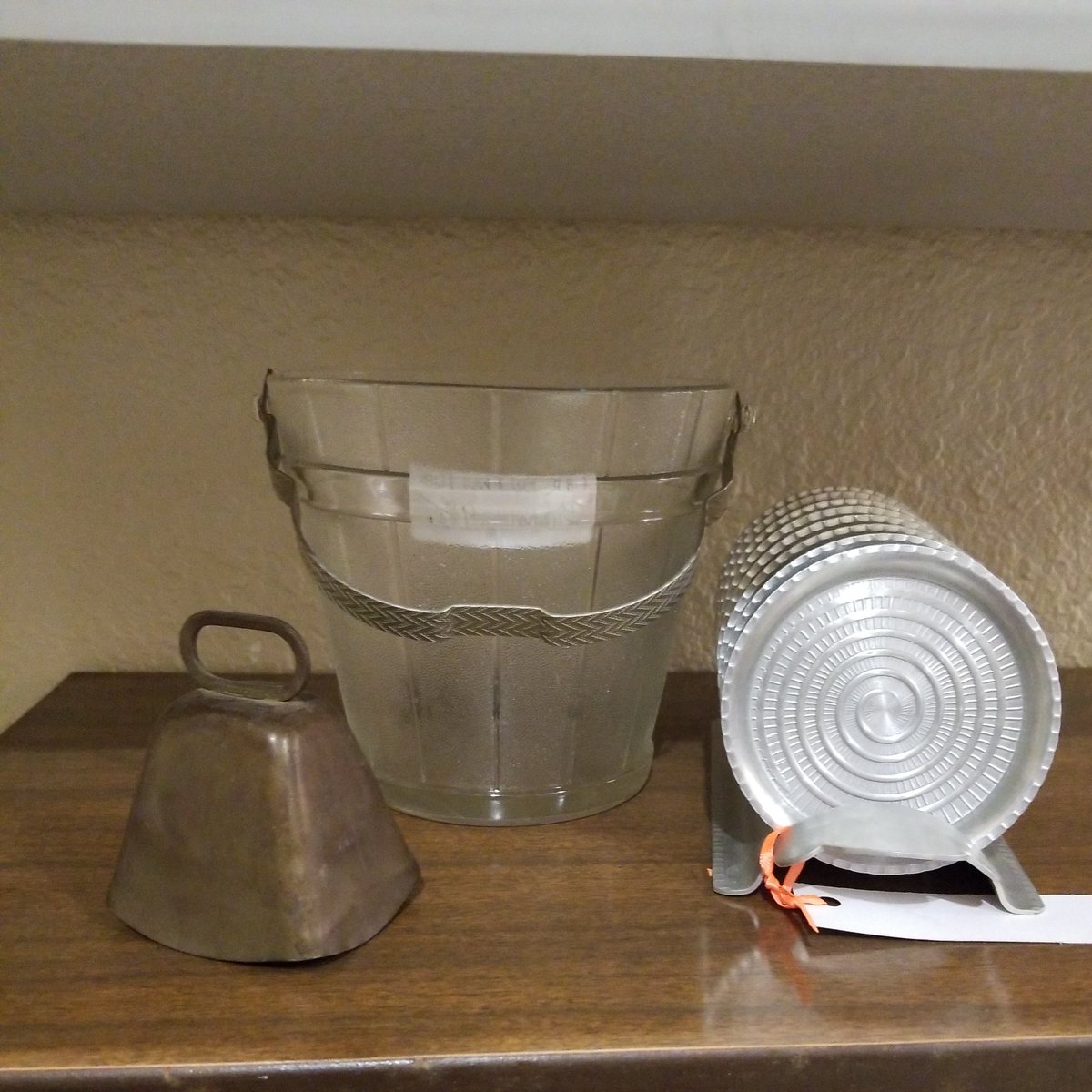 FiengoJane's tweet photo. Cow Bell, Glass Ice Bucket & Retro Coasters!!!! #itsallgoodep #antiques #glassicebucket #cowbell #retrocoasters #bethsbooth #theantiquemallelpaso #helenshiddentreasures #helenschoice #Janeswall #circa #shoplocalep #thisplace #fashoo #cityofthe915 #thingstodoinelpaso https://t.co/bAxs99jKkO