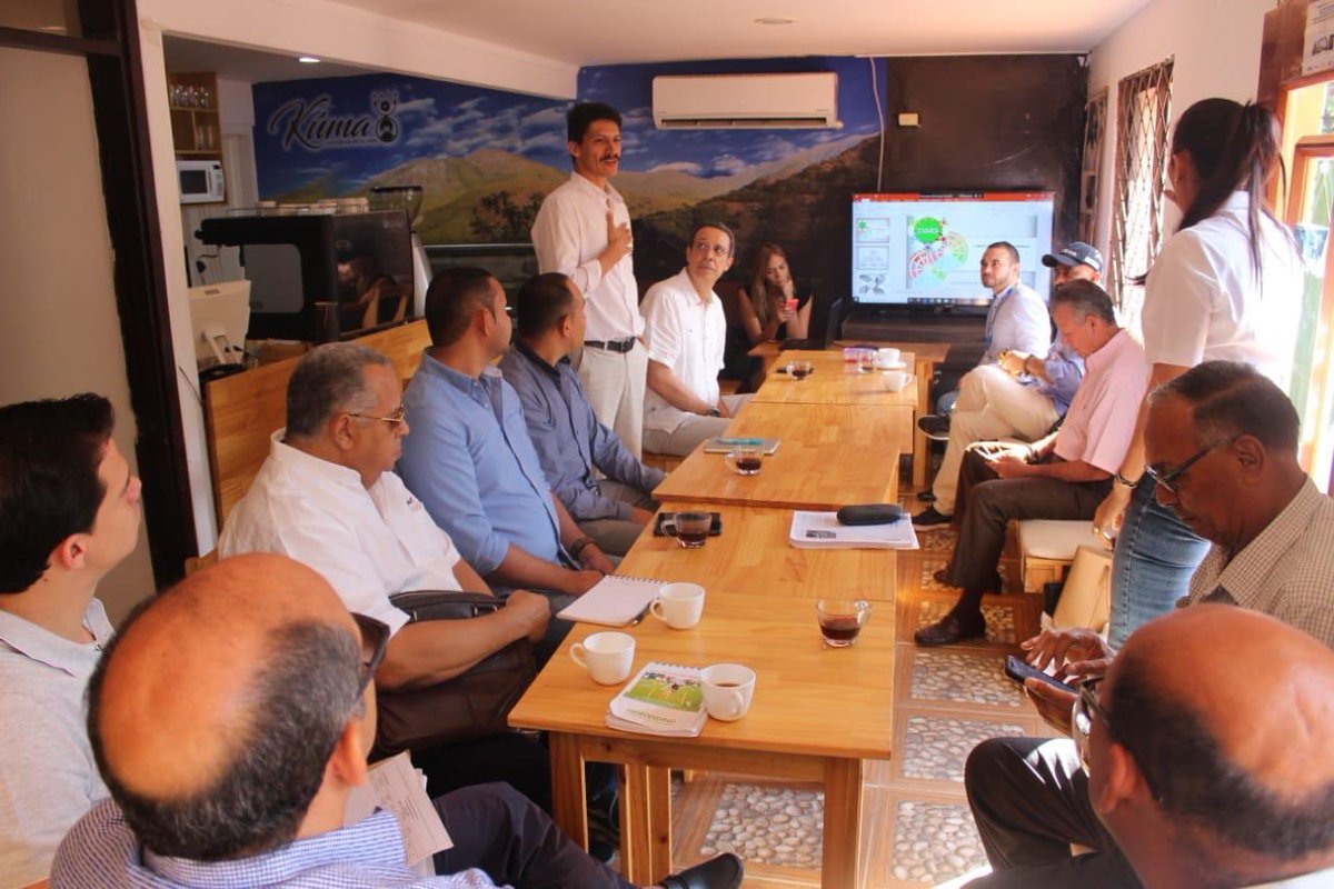 camiloquirozh's tweet photo. Es increíble lo motivación q produce encontrar abiertos estos escenarios en mi tierra. Acompañé la reunión del CUEES (Comité Universidad-Empresa-Estado-Sociedad) desde donde se avizora una moderna Valledupar jalonada principalmente por su sociedad civil organizada #EsoEsProgreso https://t.co/q8ZMIaU5Yy