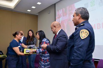 victormtz_c's tweet photo. Lo relevante en un trabajo es la capacidad y competencia para desarrollarlo, no el #género. 

Gracias a Juan Manuel Pérez Cova, director general del Heroico Cuerpo de Bomberos, por hacerme partícipe en la Entrega de Equipo Táctico a Bomberas de la #CDMX 👩‍🚒👏 https://t.co/JZZTPaLE9P