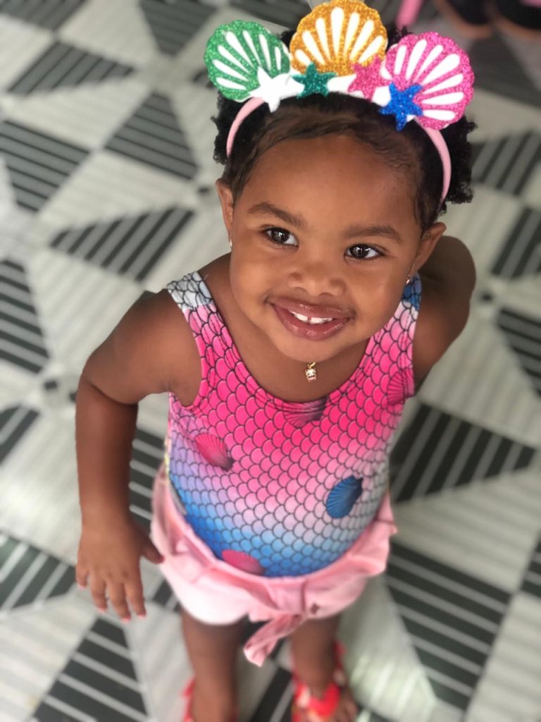 thaianeclement1's tweet image. Menina negra, sua pele é como pérolas
Com suas costas contra o mundo
Eu nunca trocaria você por mais ninguém...🎶. #Babyblack #negralinda #PretinhaDoPoder