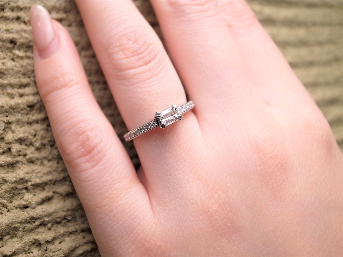 オレッキオ エメラルドカットダイヤとメレダイヤの輝きのバランスが美しい婚約指輪 ふたつの煌めきを存分に楽しんで 婚約指輪 Siena Se1101 Pt 264 000 T Co Ijmyd7a0p8 Orecchio オレッキオ プラチナリング エメラルドカット