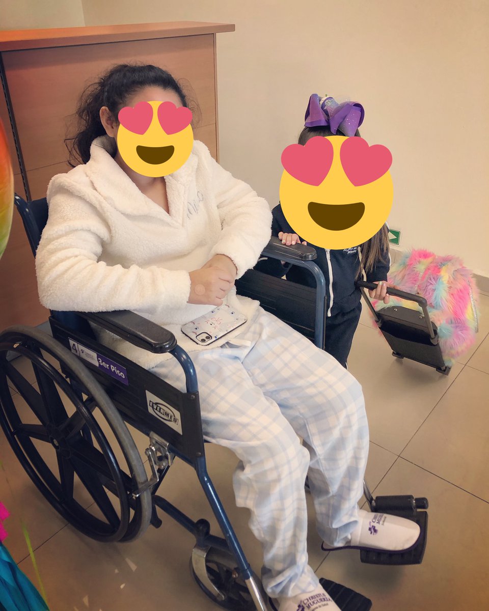 susiimiier's tweet photo. @_CarlosRivera teníamos listos tus boletos en @ArenaMtyOficial desde la pre venta en la mejor zona, y mi hermana @PPTeamCaroSK  tuvo que entrar a una cirugía de emergencia y ahora no podrá asistir por precaución de estar entre tanta gente 😔 https://t.co/rTN98R14sx