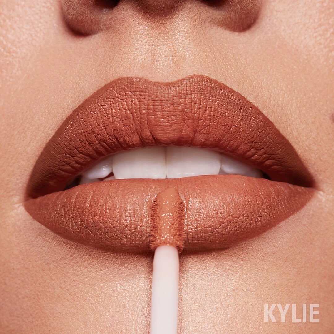 kyliecosmetics's tweet photo. NEW Handbag Ho lip kit π a matte peachy nude liquid lip paired with a nude brown lip pencil! Launching with True Mama kylighter this Friday 2.28 9am pst π @khloekardashian #kokokollection https://t.co/2D3TvalMjc