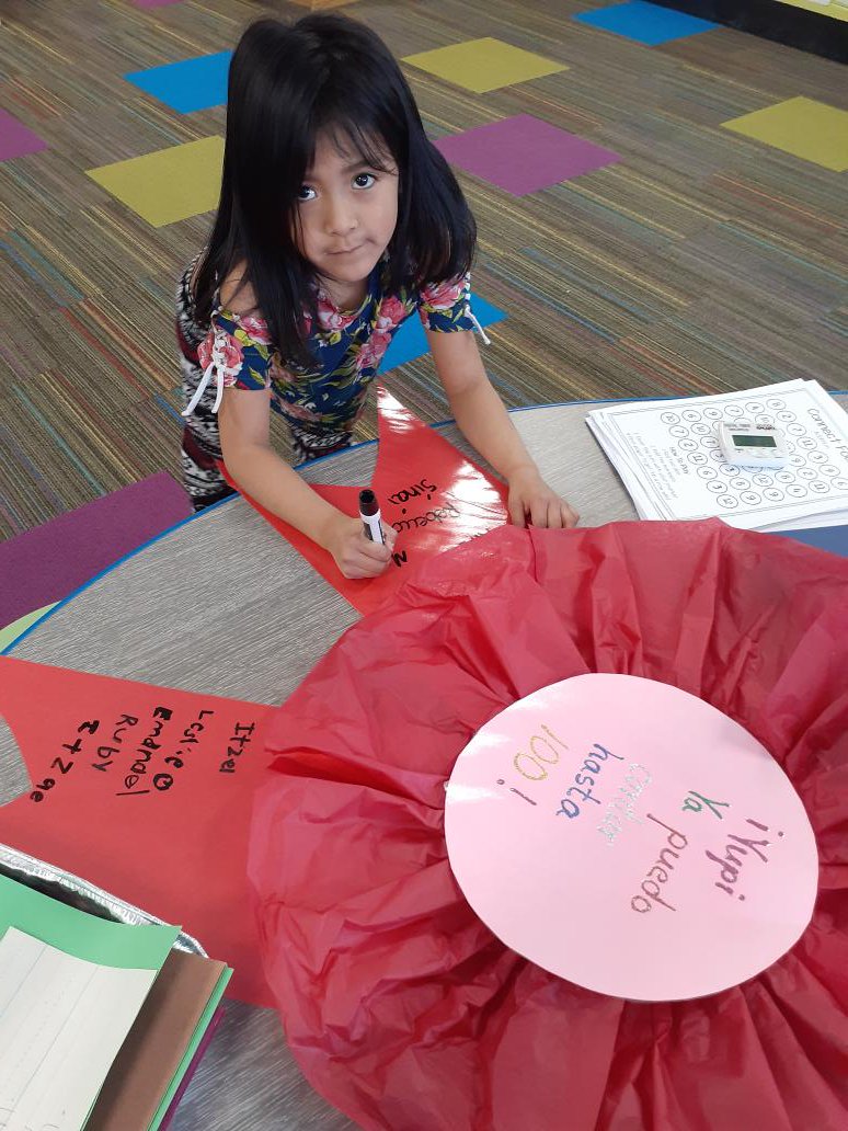 CalvoKinder's tweet photo. Top Banana y Club de contar a 100, Que emocion!  #KinderLove #euclidexplores #rtsd26learns https://t.co/W97Xmk4ksI