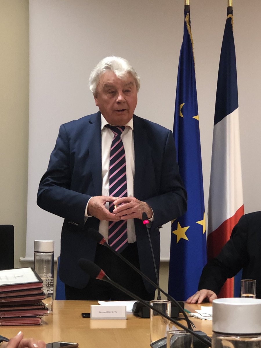 Rom1Bertrand's tweet photo. Beau moment d’émotion ce soir en fin de CM, M.Duclos, actuel 1er adjoint, qui a consacré 31 ans de vie à la fonction d’élu local, a reçu la médaille de ville.

Je déplore que l’opposition n’a pas su se lever pour saluer une vie au service des autres... #Houilles https://t.co/shj9GL3CQH
