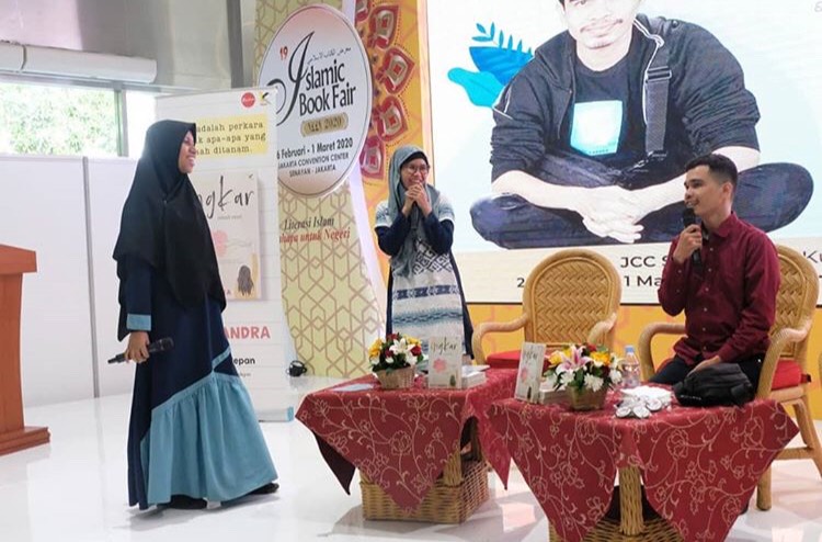 HutaMedia_'s tweet photo. Seperti yang @dsuperboy  bilang, jika ingin menjadi penulis, seriuslah. Mulai dengan meluangkan waktu menulis setiap hari. Rajin-rajinlah membaca. Jangan lupa, ingat-ingat "konsiten dan konten". Disiplin dan percaya dengan sendiri bahwa kamu bisa. https://t.co/AZHjA56Dqb