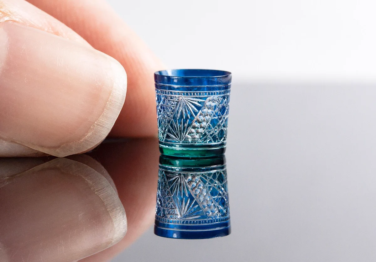 とてもきれいなミニチュアグラス！！1/12サイズのミニチュアの切子グラスを作っています！