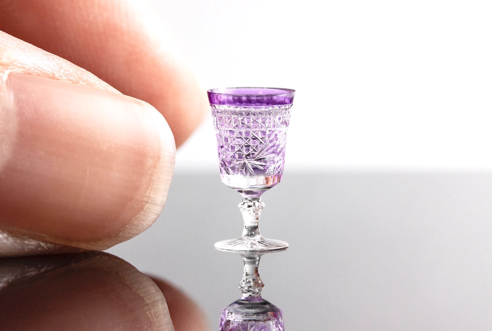 とてもきれいなミニチュアグラス！！1/12サイズのミニチュアの切子グラスを作っています！