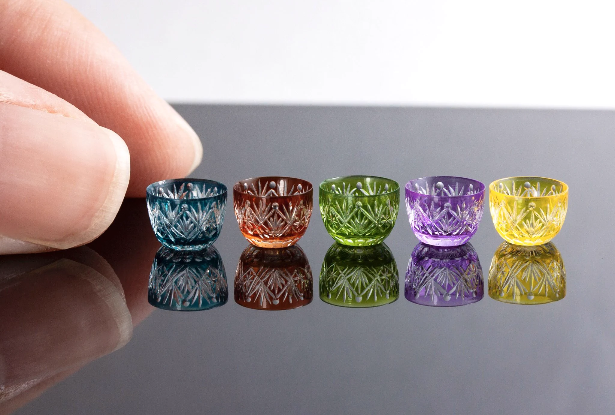 とてもきれいなミニチュアグラス！！1/12サイズのミニチュアの切子グラスを作っています！