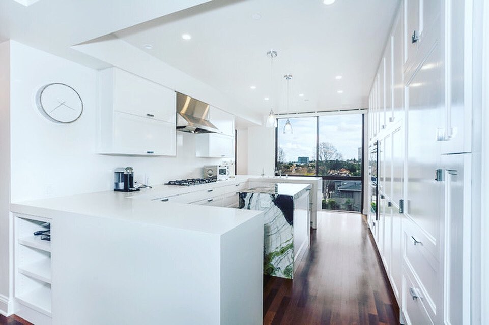 laurimstudio's tweet image. I don’t know about you, but I like my kitchen with a view. 😍 #McCartyCondo #LauriMorrisonStudio