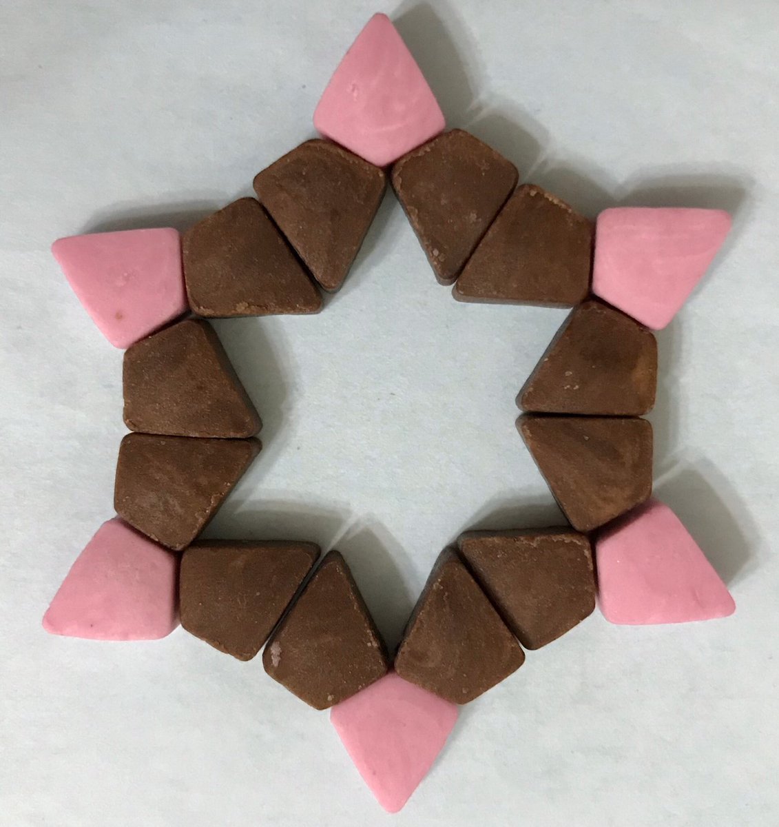 Kracie_foods's tweet photo. ＃脳活チョコ で色々な幾何学模様が作れます！
雪の結晶のような形を作ってみました❄️ 😆

#ローソン さんで発売中！(店舗によってお取り扱いがない場合があります）
現役 #東大生 #どりんくらぼ @DrinksLaboと開発
#クラシエフーズ https://t.co/u2oosQUIZj