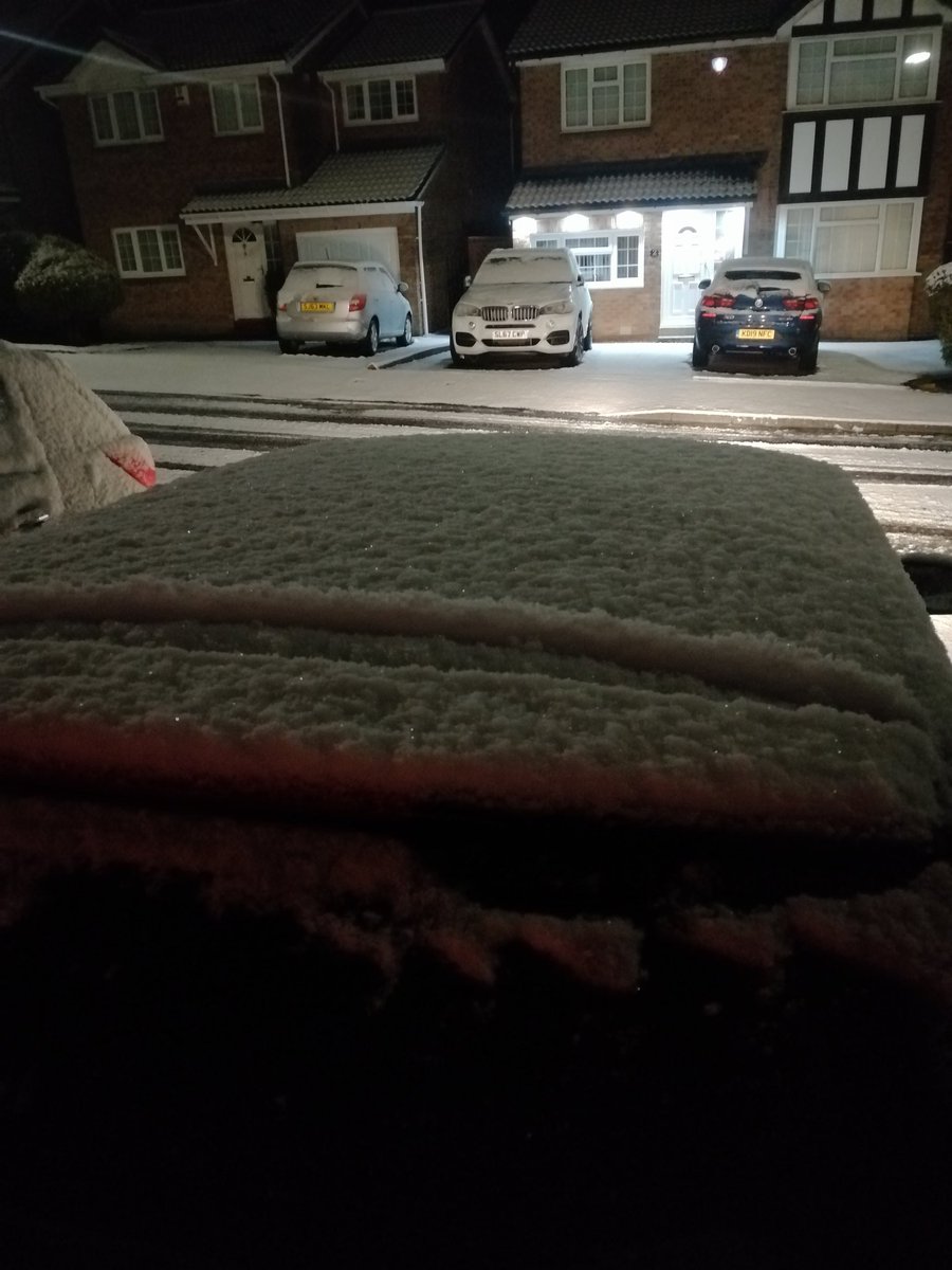 TearneyDean's tweet photo. @WindyWilson88 Some god snow last night #eastkilbride clear and crisp now #carscraping https://t.co/dYXSWIWlBX