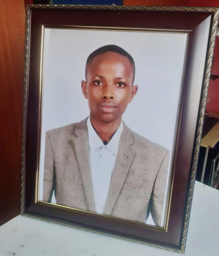 KipkoechCalebb2's tweet photo. Meru university fraternity remembers samu ex-secretary General, the late Evans njoroge kidero who was brutally murdered on 27th Feb ,2018.
Continue resting in power
#kidero2ndMemorial
#stopkillingus
#justicedelayedisjusticedenied https://t.co/fuANpVaFCC