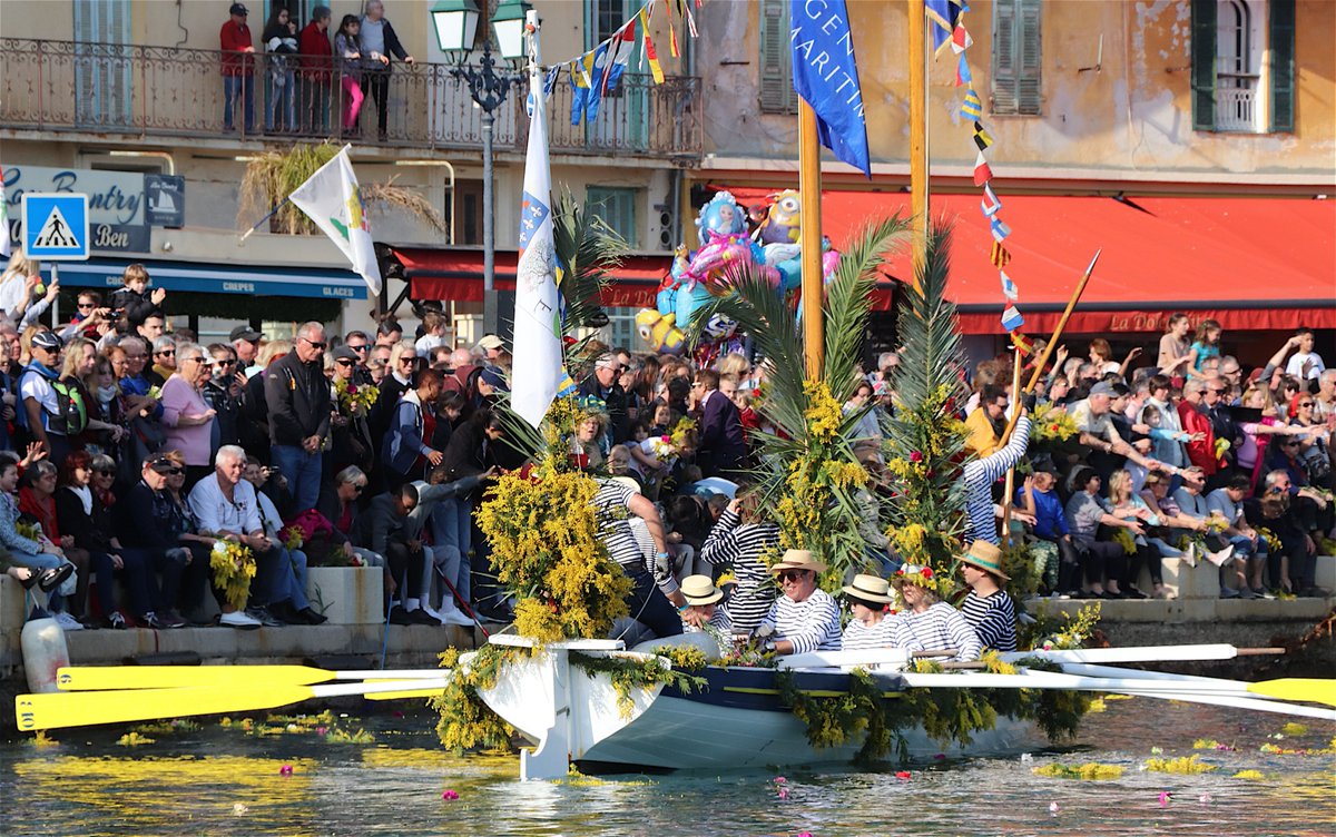 Comme chaque année la Yole de #VillefrancheSurMer a participé au Combat naval fleuri. 
 yolevillefranche.com
#CNF2020 #CotedAzurFrance #Myvillefranchesurmer #MyVillefranche06 #CombatNavalFleuri