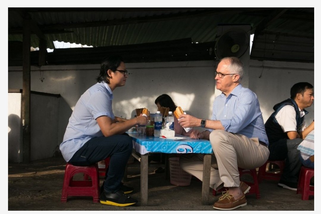ducanhgiabao131's tweet photo. #ApologizeToVietNam
Ngài thủ tướng úc
Ngài tổng thống Tổng thống Argentina Mauricio Macri
Ngài thủ tướng Canada 
Đây nhìn xem nhé ,ngài là tổng thống Hoa Kỳ cũng ăn bánh mỳ 
#ApologizeToVietNam

#ApologizeToVietNam https://t.co/yOfcS08gp1