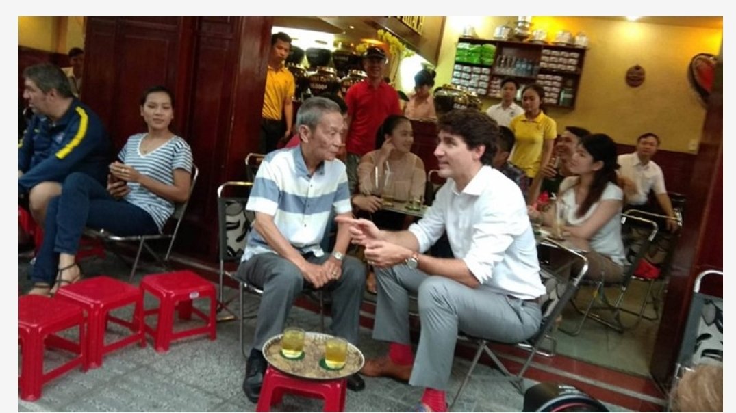 ducanhgiabao131's tweet photo. #ApologizeToVietNam
Ngài thủ tướng úc
Ngài tổng thống Tổng thống Argentina Mauricio Macri
Ngài thủ tướng Canada 
Đây nhìn xem nhé ,ngài là tổng thống Hoa Kỳ cũng ăn bánh mỳ 
#ApologizeToVietNam

#ApologizeToVietNam https://t.co/yOfcS08gp1