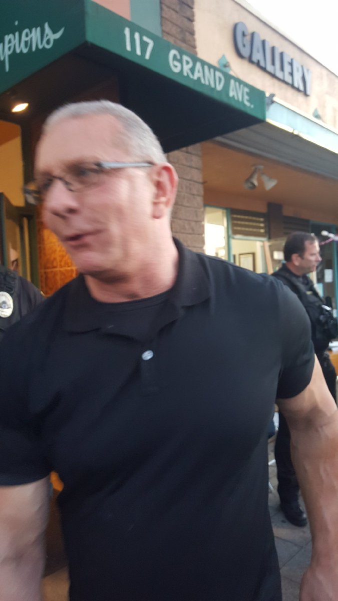 DiodeDave's tweet photo. @RobertIrvine Yes, I use to watch all the Dinner impossible shows! I have been a huge fan since then. 
I just Loved those shows as well as the Restaurant Impossible series. 

I missed seeing you the other day in Escondido for the fund raiser. My wife made it and I am so jealous. https://t.co/PGt9tzo4NQ